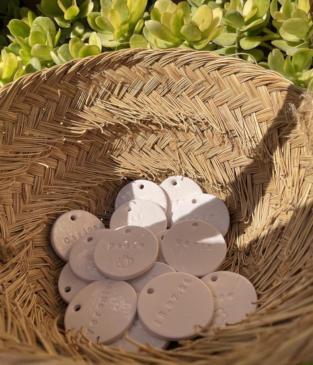 Etiquetas de barro rosado en una cesta de mimbre
